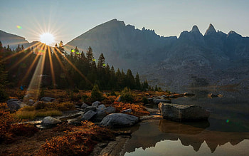 Cirque of the Towers, Wyoming, sky, water, mountains, sun, lake, sunrise, usa, reflections, autumn, trees HD wallpaper