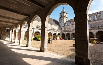 Monastery in France, archway, France, monastery, courtyard HD wallpaper