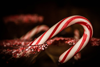 Red and white swirls, Christmas treat, Yummy delight, Festive decoration HD wallpaper