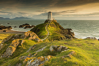 Sunlit Coastal Lighthouse, Coast, Sea, Nature, Oceans, Lighthouses, Sunshine HD wallpaper