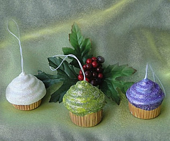 Glitter candles and mistletoe, decoraion, white, mistletoe, glitter, purple, candle, green, christmas, red, fruit, ornament HD wallpaper