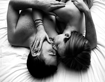 summer love, two, white, black, man, woman, summer, touch, love, young, kiss, romantic HD wallpaper