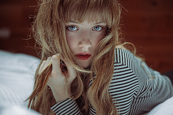 Looking at viewer, lying on bed, blonde, woman, model HD wallpaper