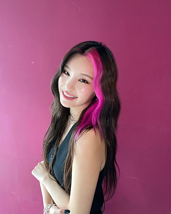 Itzy Insta update, Yeji, Lia, Yuna, Model, Ryujin, Chaeryeong HD phone wallpaper