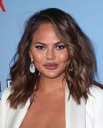 Chrissy Teigen, Celebs, Stylish haircut, Modern twist HD phone wallpaper