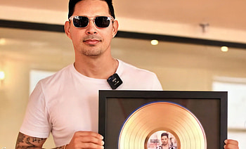 Leoni Torres, Gold record achievement, Memorable songs, Musical success HD wallpaper