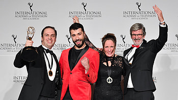 Emmy Awards, nieuwsuur verslaggever, roozbeh kaboly, international emmy award HD wallpaper