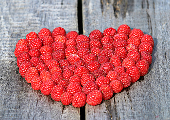 Food, Raspberry, Berries, Heart, Wood Surface, Wooden Surface HD wallpaper