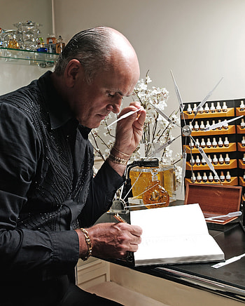 Roja Dove, Master perfumer, A&E magazine, Perfume expertise HD phone wallpaper