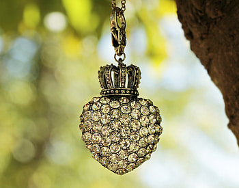 Keychain, heart, crown, jewellery, bokeh HD wallpaper