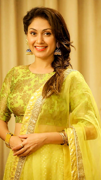 Manjari Padnis, bollywood actress HD phone wallpaper