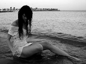 Black & White Beach Beauty, woman on the beach, sexy woman on the beach, sexy woman, sexy beach, black and white woman, sexy beauty, black and white beach, black and white beauty, black and white beach beauty HD wallpaper
