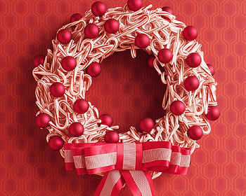 Red Christmas, yule, holiday, christmas, red, festive, candy canes, wreath HD wallpaper