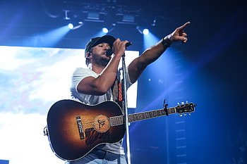 Luke Bryan Surprises, 4 year old fan HD wallpaper