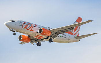 Gol Linhas Aereas, Passenger illness, Aircraft malfunction, Travel disruption HD wallpaper