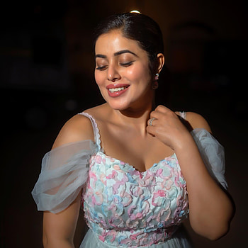 Poorna kasim, Telugu actress, flash graphy, one-piece garment HD phone wallpaper
