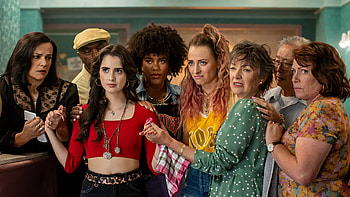 Mena Massoud Laura Marano The Royal Treatment HD wallpaper