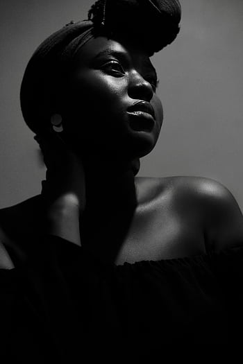 Breathtaking black and white portrait of a woman in dramatic lighting. HD phone wallpaper