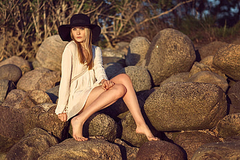 Sofie Elena on the Rocks, model, rocks, blonde, hat HD wallpaper