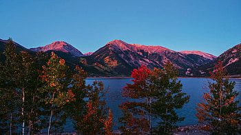 Alpen glow and fall colors in Colorado, leaves, hills, colors, trees, sky, water, usa, lake, aspens HD wallpaper