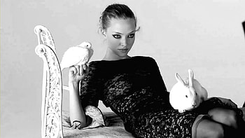 Amanda Seyfried, birds, dove, beautiful, people, actresses, celebrity, animals, black and white, models, rabbit HD wallpaper