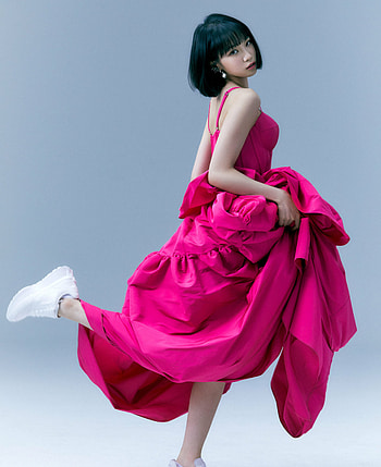 Le Sserafim group, Music industry, Leader Kim Chae Won, Confident appearance HD phone wallpaper