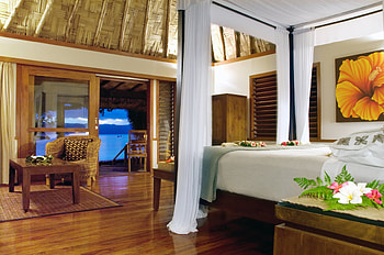 Luxury Suite Beach Bungalow Hut Fiji South Polynesia, island, sand, tropical, south polynesia, four poster, tahiti, beach, holiday, fiji, ocean, sea, escape, luxury, room, bed, exotic, hotel, paradise, suite, lagoon, retreat, south pacific, wood, atoll, honeymoon, resort, bora bora HD wallpaper