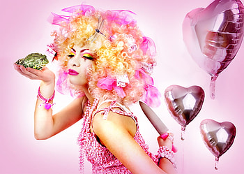 Upset pink lady, graphy, bracelet, frog, dress, upset, abstract, bright, hearts, happiness, , knife, makeup, beads, balls, pink, green, wig, joy HD wallpaper