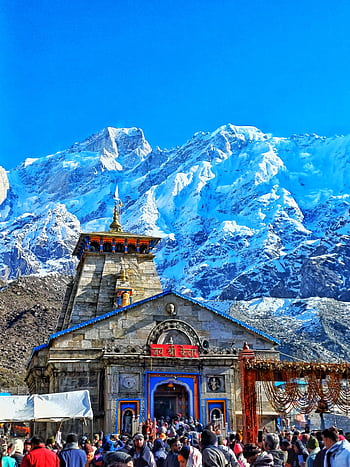 Historic Kedarnath Temple amidst stunning snow-capped Himalayan peaks on a clear day. HD phone wallpaper