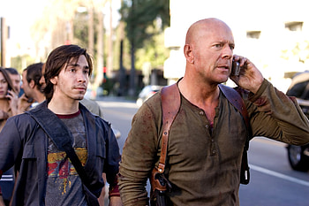 Live or Die Hard, Len Wiseman's masterpiece, Mind-blowing filmmaking, Intense action HD wallpaper