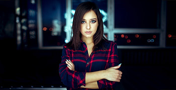 Girl model, crossed arms, confident, blue eyes HD wallpaper