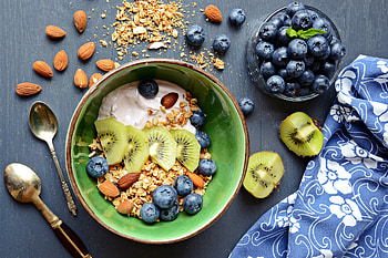 Breakfast, blueberries, kiwi, muesli HD wallpaper