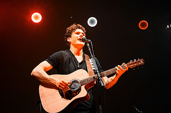 Vance Joy (Music), Live performance, Enchanting venue, Captivated audience HD wallpaper