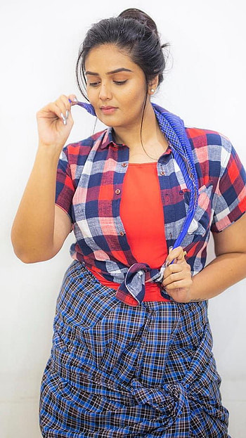 Sreemukhi, telugu actress, model HD phone wallpaper