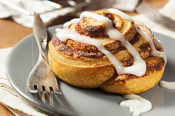 Cinnabon, Cinnamon roll calories, Guilty pleasure, Sweet calorie count HD wallpaper