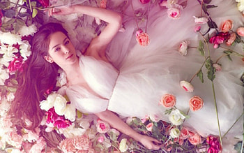 Bed of Roses, model, flowers, lying, woman HD wallpaper