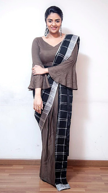 Sreemukhi, saree beauty, model HD phone wallpaper