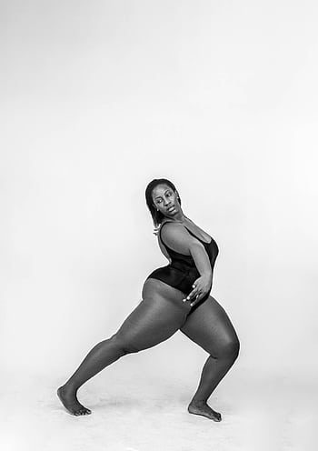 Black and white of a female model posing gracefully in a swimsuit. HD phone wallpaper