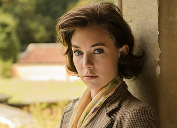Vanessa Kirby, actress, short hair HD wallpaper