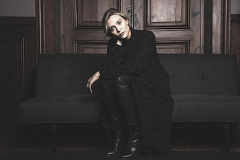 Calm, sofa, Elizabeth olsen, sitting HD wallpaper