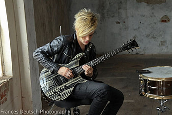 tommy on his gutair!!!, ol, lo, lol HD wallpaper