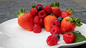 Breathtaking , Vibrant berry background, Luscious fruit , Tempting and colorful HD wallpaper