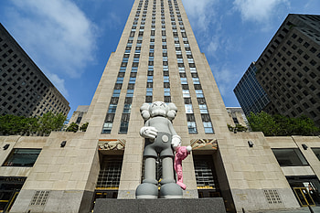 Rockefeller Center, NYC landmark, Kaws sculpture, Urban art HD wallpaper