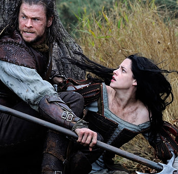 Kristen Stewart and Chris Hemsworth, man, fight, girl, snow white and the huntsman, woman, chris hemsworth, fantasy, movie, kristen stewart HD wallpaper