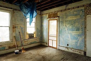 An empty room in an abandoned house with peeling walls and construction tools. HD wallpaper
