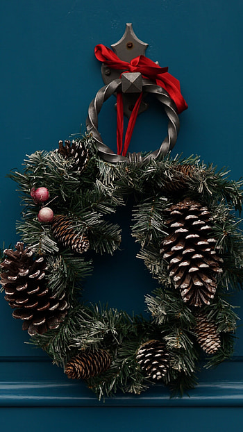 Christmas wreath , Festive holiday backgrounds, Holiday inspiration, Mobile beauty HD phone wallpaper