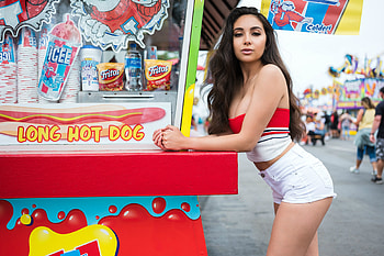 Hot Dog...She is Cute, model, carnival, shorts, brunette HD wallpaper