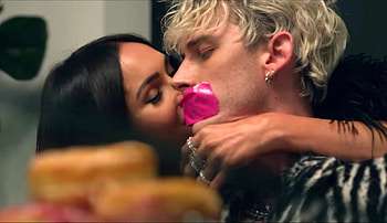 Megan Fox, Machine Gun Kelly, Introduction to Kids HD wallpaper