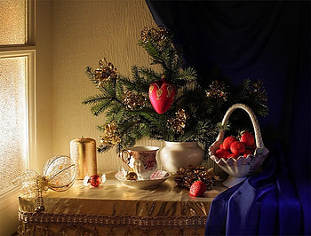 Festive table, table, window, strawberries, vase, beautiful, fruits, cup, gold, silk, basket, candle, christmas, branches, festive, ornament, saucer HD wallpaper