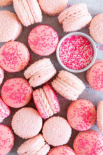 Strawberry buttercream, Macarons HD phone wallpaper